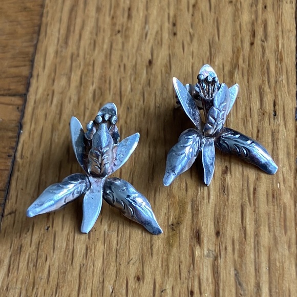 Beautiful Vintage Petite Sterling Orchid Earrings - Picture 12 of 15